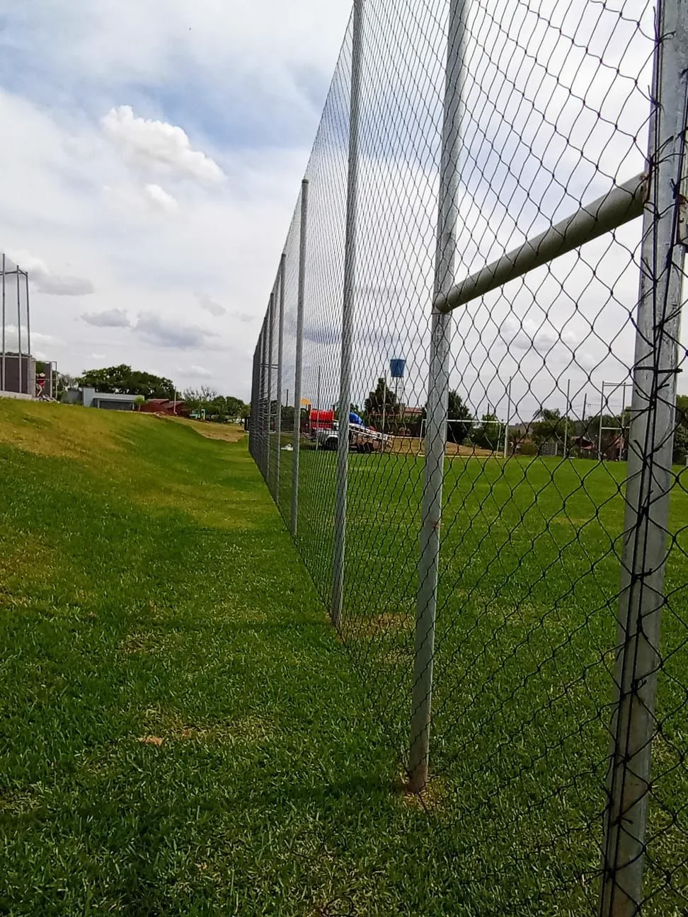 Rede de proteção instalada em campo de futebol em Passo Fundo — foto 1