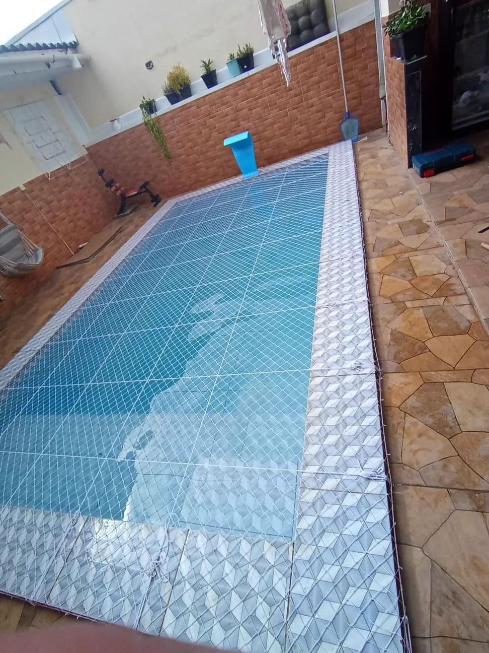 Rede de proteção instalada em piscina em Passo Fundo — foto 1
